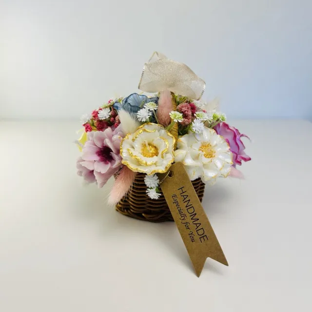 Kiki Cadeautjes Geurkaarsen Bloemenmand – Handgemaakt – Meerdere geuren – Decoratief_kikicadeautjes wit, goud, blauw, roze, paars