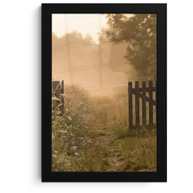 FrameYourWall Poster in lijst - Fotolijst 20x30 cm - Posters - Hek - Natuur - Mist - Veld - Posterlijst zwart - Decoratie - Wanddecoratie woonkamer - Muurdecoratie slaapkamer
