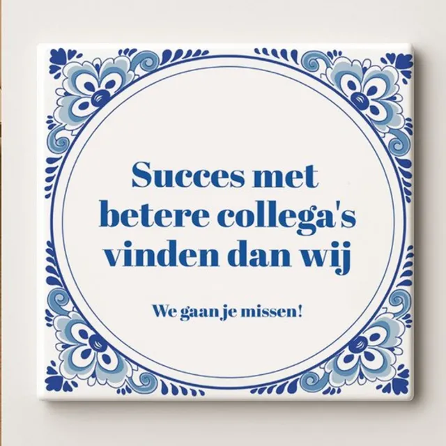Bedruk King Grappige Afscheid Quote Keramische Tegel 11 x 11 cm - “Succes Met Betere Collega’s Vinden Dan Wij – We Gaan Je Missen!” – Decoratieve Kantoor Cadeau Wanddecoratie