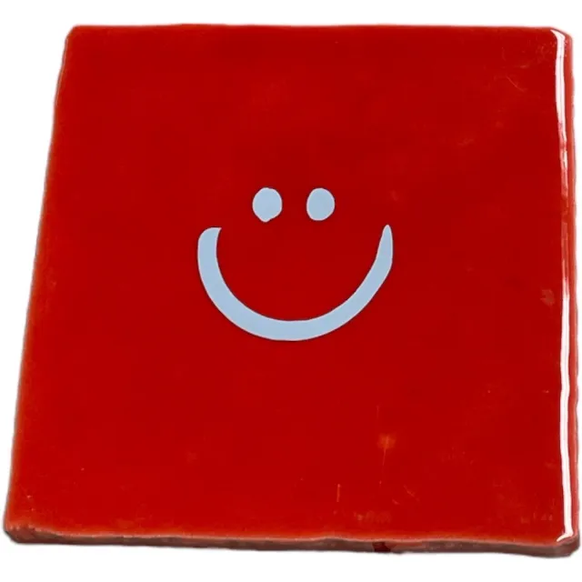 Bij ons onder de panne Hippe tegeltje met tekst: Smile Smiley | Rood met pastel blauw | Gepersonaliseerde cadeau | Hippe Spreuktegel | Nieuwe woning cadeau | Housewarming cadeau