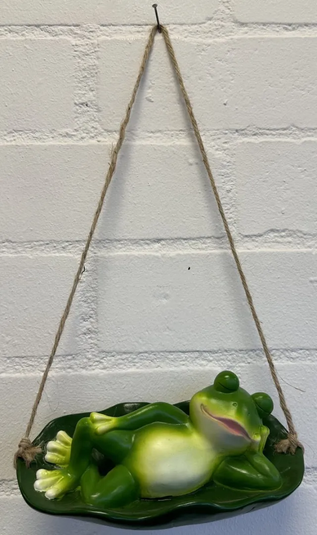 Impuls Polyresin hangend slapend dier "kikker" - groen - hoogte 37x20x11 cm - ophangtouw - Voor binnen of buiten - Tuinaccessoires - Woonaccessoires Groen - kikker