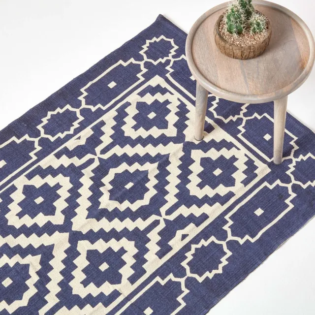 Homescapes Halmstad katoenen vloerkleed met geometrisch patroon in blauw en wit, 120 x 170 cm Blauw, Wit