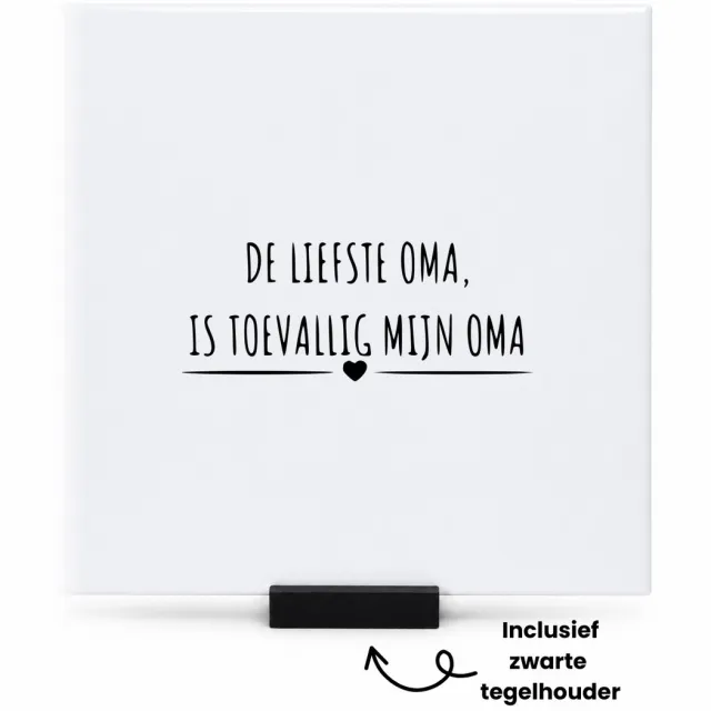 Hacebo De liefste oma is toevallig mijn oma tegeltje met tegelhouder - Oma - cadeau oma - tegeltjes met tekst - Leuk cadeau voor je oma om te geven - verjaardag oma - spreuktegels - 15x15 CM Wit