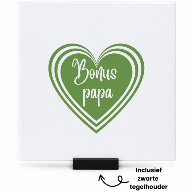 Hacebo Bonus papa in groen hart tegeltje met tegelhouder - Papa - Lieve bonuspapa - tegeltjes met tekst - Vaderdag cadeautje - Cadeau voor papa - Verjaardag - Geschenk - Cadeau - Gift - spreuktegels - 15x15 CM Wit