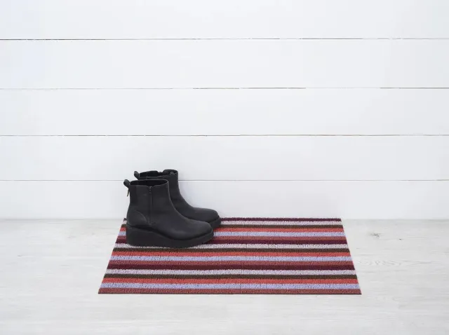 CHILEWICH Deurmat-Even-Stripe_Berry-46 x71-cm blueberry-donkerbruin-roze-rood