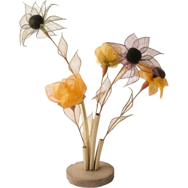 Winq Creatieve pijpvaas met Abaca Kunstbloemen - vaas goud met betonvoet - 5 takken bloemen geel