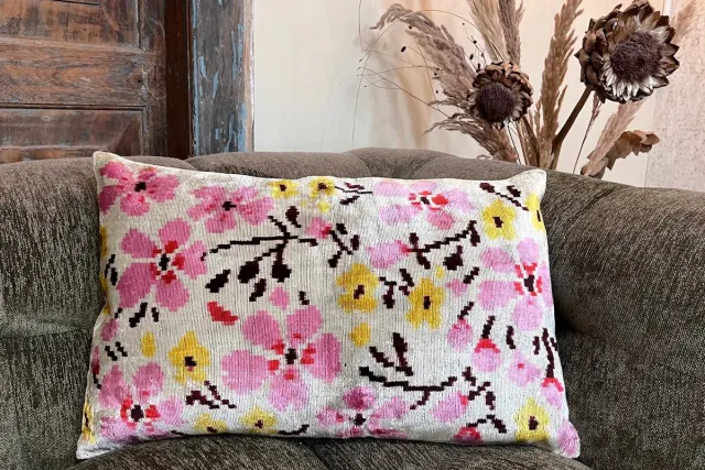 Rozenkelim Ikat velvet kussen geel 60cm x 40cm. Velours fluweel zacht sierkussen inclusief vulling. divers