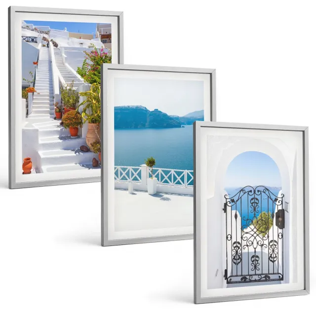 TULUP 4-Delige Schilderij Set - Witte trap met planten, uitzicht op zee en poort - 40 x 60 cm - Muurdecoratie - Wanddecoratie - Hal - Interieur Decoratie Zilveren lijst