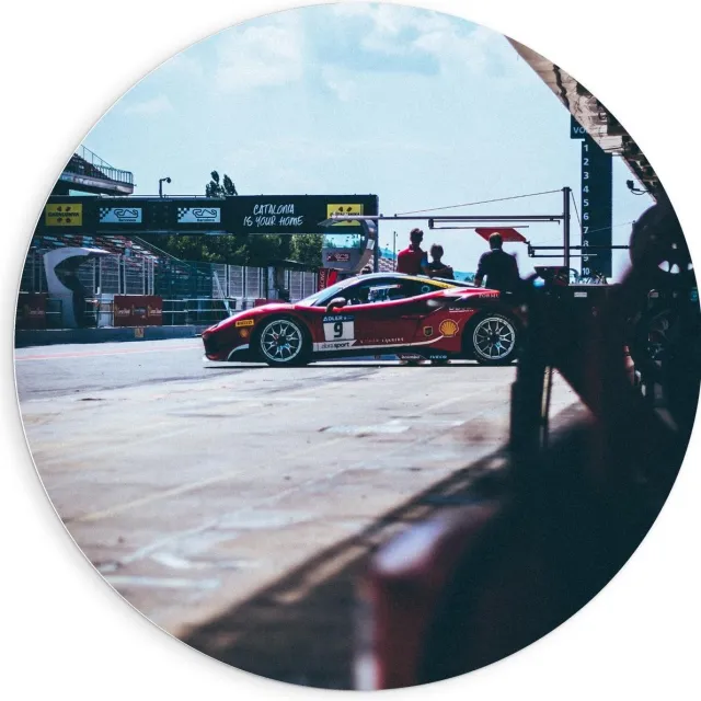 KuijsFotoprint Forex Wandcirkel - Rode Auto op Racebaan - 90x90cm Foto op Wandcirkel (met ophangsysteem) Rood