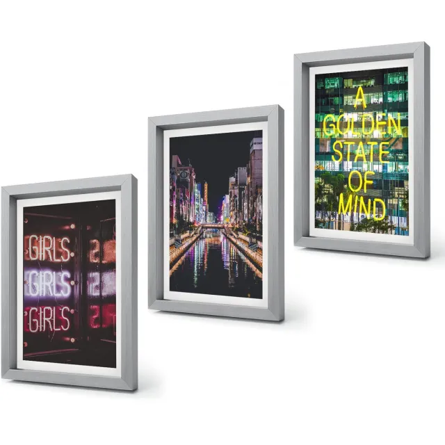 Coloray 4-Delige Schilderij Set - Neonreclames van de stad 's nachts met uitzicht op de rivier. - 20 x 30 cm - Wanddecoratie - Moderne Interieurdecoratie - Decoratieve Schilderijen Zilveren lijst