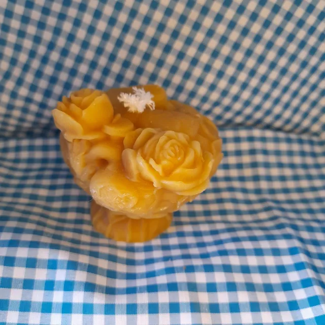 cailleagh's candles and gifts Bijenwas kaars, anatomisch hart met rozen geel