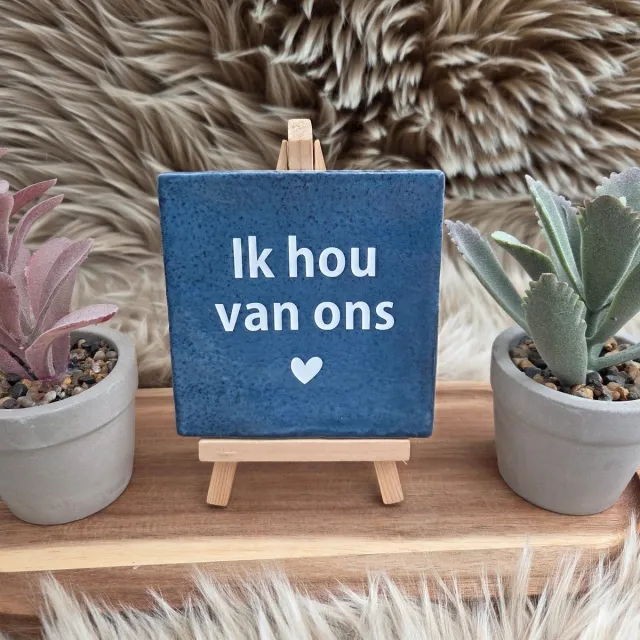 CreaCraft Robuust Wenstegeltje – Ik Hou van Ons – Hip trendy tegeltje – 10x10 cm – Handmade – Cadeau voor Partner, Valentijn of Jubileum – Stijlvol en Persoonlijk Woonaccessoire - Zomaar - Voor jezelf - Deco – Trendy nu Robuust donkerblauw/Wit