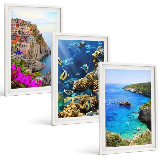 TULUP 3-Delige Schilderij Set - Uitzicht op zee met kleurrijke huizen en een koraalrif. - 40x60 - Decoratieve Muurdecoratie - Slaapkamer Witte lijst