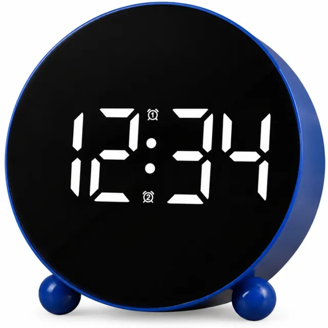 SWGOTA Blauwe ronde digitale LED-tafelklok met zwart display en twee bolvormige voetjes, 11,5 x 11,2 x 4,1 cm