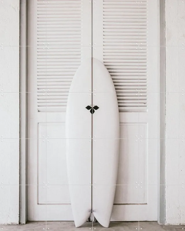 IXXI Surf Symmetry, Chris Abatzis - 80 x 100 cm - Grote wanddecoratie en posters - Minimalisme, Fotografie, Woonkamer, Zomer, Sport, Surfen Wit / Lichte tinten