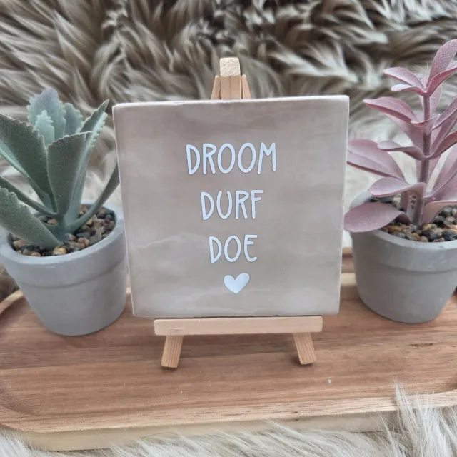 CreaCraft Robuust wenstegeltje “Droom durf doe” – Motivatie Cadeau – Keramiek – Decoratie – Cadeautje – Vriendschap - Trendy nu – Decoratief Tegeltje met Standaard – Cadeau Idee - Tegeltje met tekst Beige/Wit
