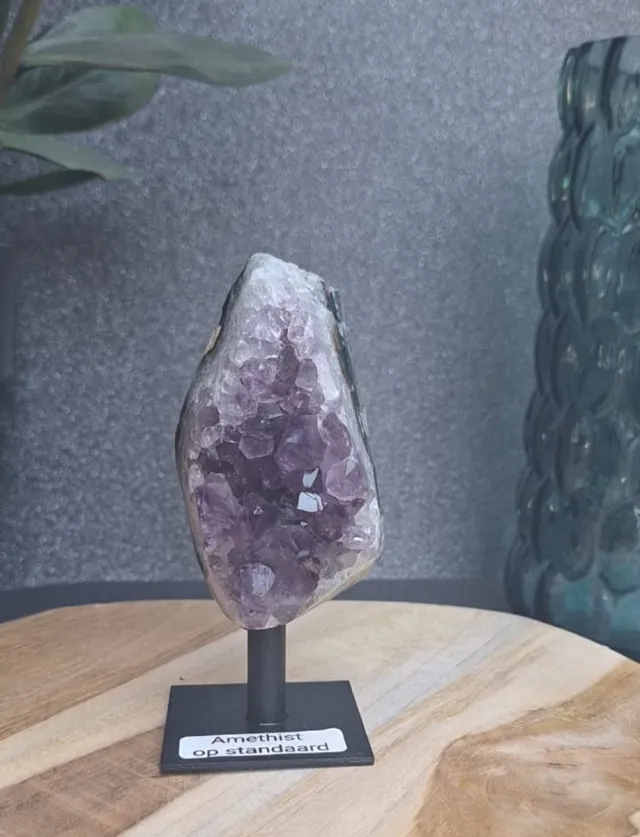Healing Magic 777 Edelstenen - Amethist - Amethist op standaard - intuitie, bewustzijn - rust en bescherming paars