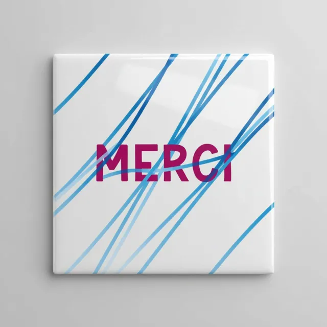 Nevolis Decoratieve “Merci” Keramische Wandtegel 15×15 cm – Modern Blauw Lijnontwerp – Cadeau & Woondecoratie Multi Color