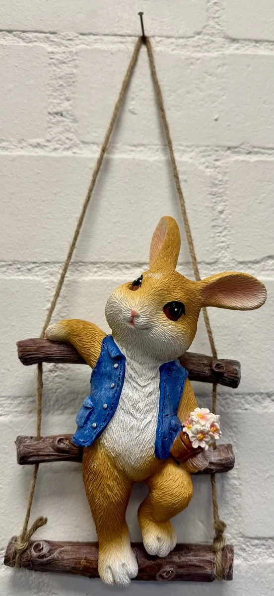 Impuls Polyresin deco hangend dier op boomstammen "konijn" - meerkleurig - hoogte 34x15x14 cm - ophangtouw - Voor binnen of buiten - Tuinaccessoires - Woonaccessoires Meekleurig - konijn op boomstammen