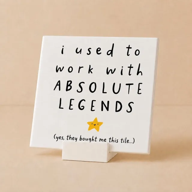 Bedruk King Spreuktegel 15 x 15 cm - I Used To Work With Absolute Legends - Grappig Afscheidscadeau voor Collega - Keramische Wanddecoratie Tegel bij Vertrek of Nieuwe Baan - Met Houder