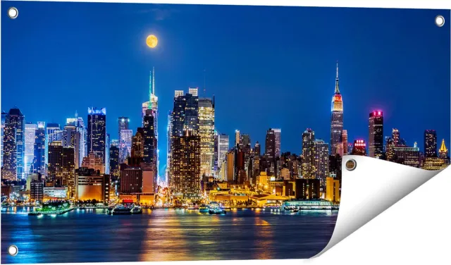 Gards Tuinposter Verlichte Skyline van New York met Volle Maan - 80x40 cm - Tuindoek - Tuindecoratie - Wanddecoratie buiten - Tuinschilderij Multikleur