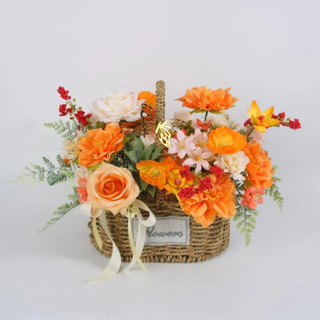 La Roselle Amsterdam Bloemenmandje inclusief Basket – sfeer Kunstbloemen Arrangement in Rieten Mand – Oranje, Crème en Gele kunstbloem - feestdagen cadeau Oranje, crème, geel, perzik en rood
