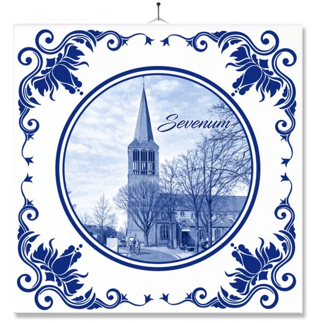 MC Living Tegel Met Opdruk | Sevenum | Delft Blauw | Cadeau | Inclusief Geschenkdoos | Standaard | Ophangsysteem Ontwerp 1