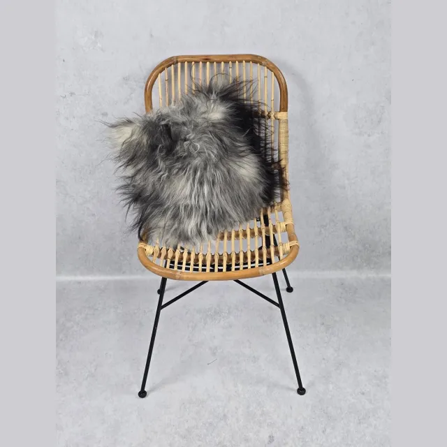 Bèèèhst Genôch Kussen – Schapenvacht – IJslands – Exclusieve collectie – Woondecoratie – Grijs, Zwart, Wit – 100% echt natuurlijke wollen vacht – 40x40 cm