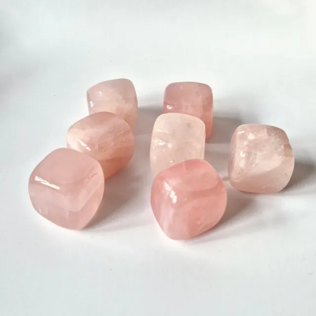 Moonlight Gemstones Mini Rose Quartz Cube – 2-3cm Meerkleurig
