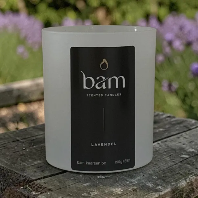Bam lavendel geurkaars met houten wiek in een wit potje - 60 branduren (190g) - cadeautip - geschenk - vegan