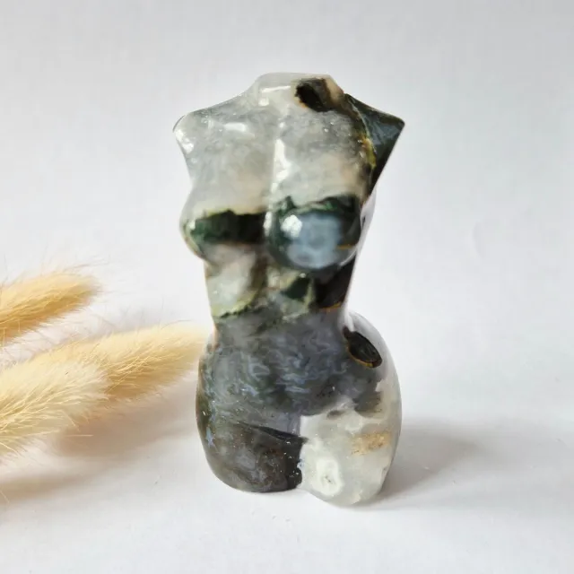 Moonlight Gemstones Mosagaat vrouwenbeeldje 8 cm (#41) – handgeslepen edelsteen carving Groen