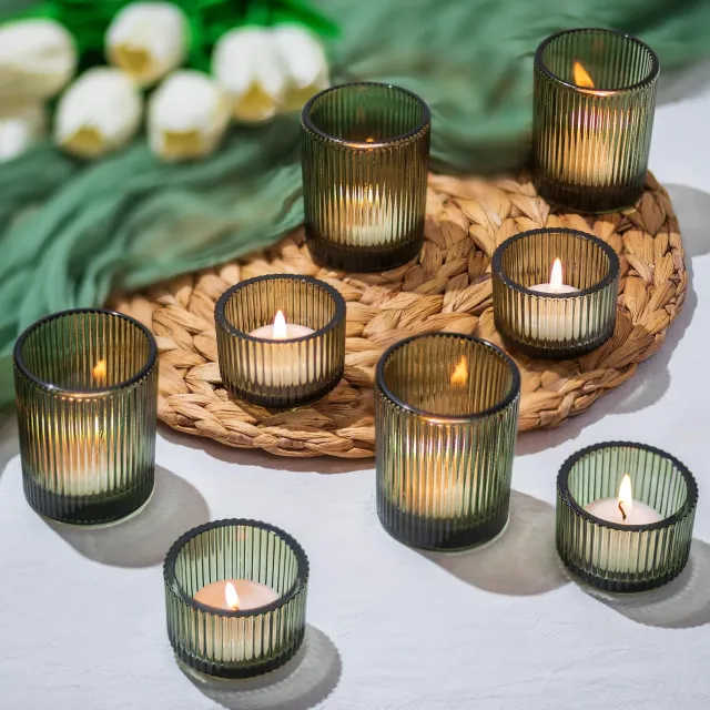 Famanu Groene Glazen Kaarsenhouder - Creëert sfeervolle verlichting - Set van 8 geribbelde theelichthouders - Perfect voor tafeldecoratie rood