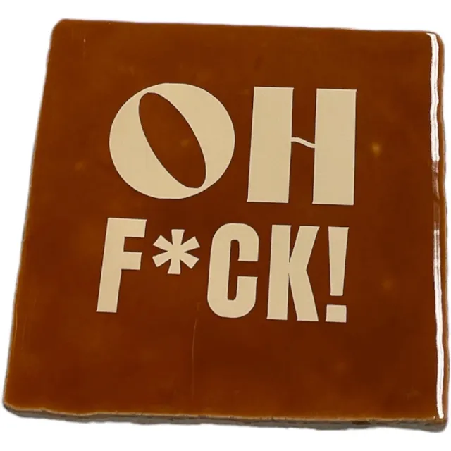Bij ons onder de panne Hippe tegeltje met tekst: Oh Fuck | Roest met beige | Gepersonaliseerde cadeau | Hippe Spreuktegel | Nieuwe woning cadeau | Housewarming cadeau