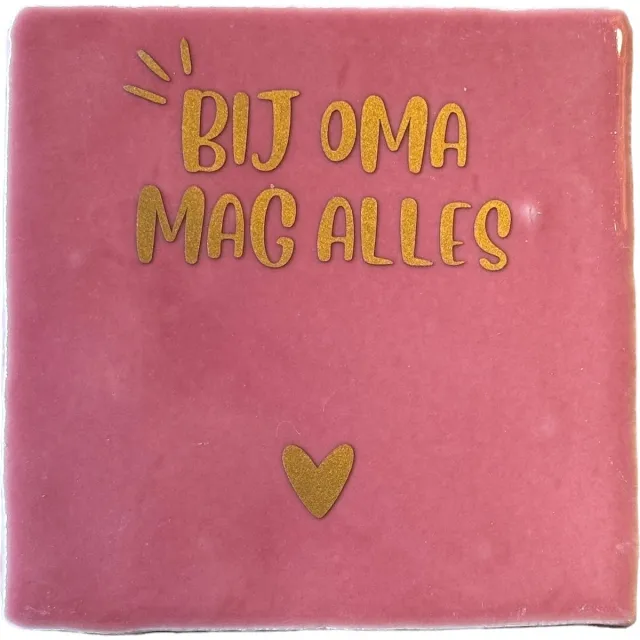 Bij ons onder de panne Hippe tegeltje met tekst: Van oma mag alles | Roze Rosa | Brons | Gepersonaliseerde cadeau | Hippe Spreuktegel | Nieuwe woning cadeau | Verjaardagscadeau | Verjaardag | Birthday | Housewarming cadeau