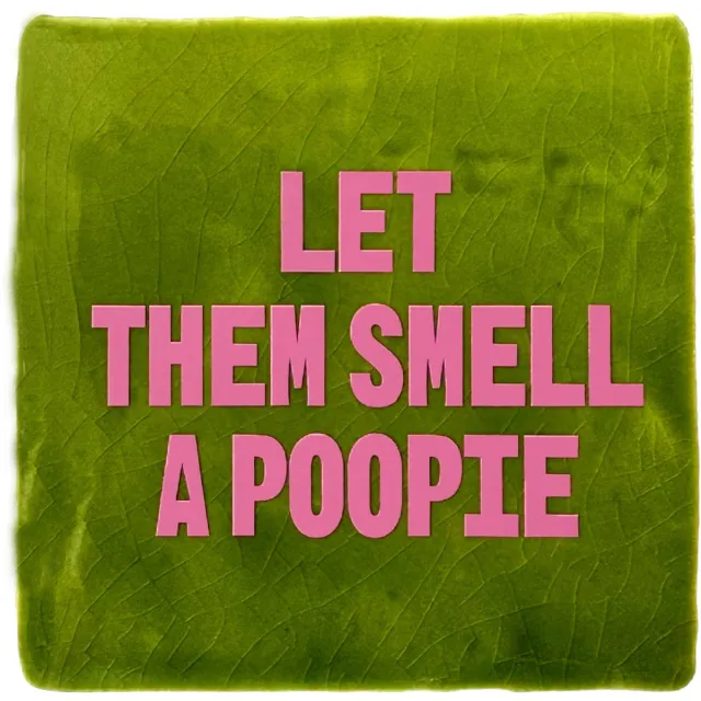 Snoes Spreuktegel - Let Them Smell A Poopie - Fris Groen met Roze - Inclusief Gratis Plakhaakje - Handgemaakt Keramiek - 10x10 cm - Trendy Cadeau - Humor Decoratie Let Them Smell Poopie