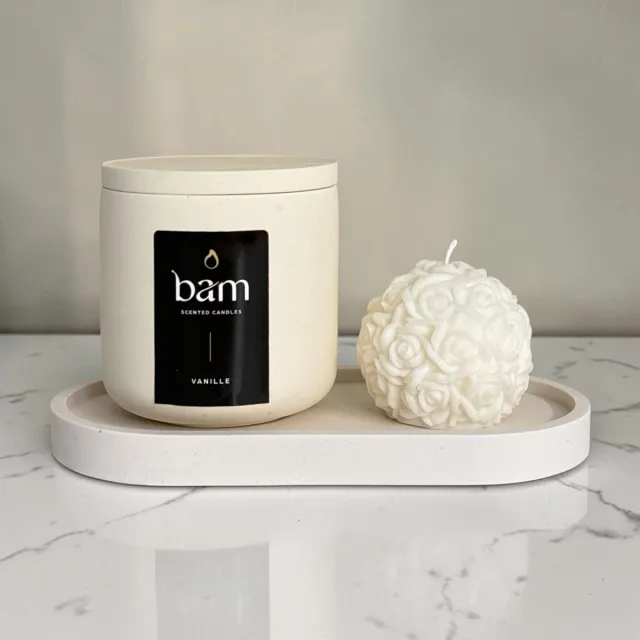 Bam Kaarsen Vanille Geschenkset – Geurkaars 140 g met Houten Lont – Handgemaakte Rozenkaars en Zachtgeel Ovaal Schaaltje