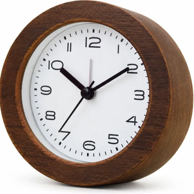 SWGOTA Beukenhouten analoge wekker met stil uurwerk, sluimerfunctie en nachtlicht - ronde tafelklok, 45 mm dik Donkerbruin