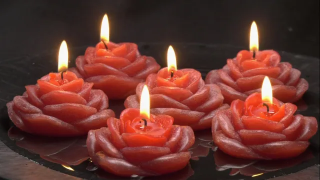 MilaNNE Bloemen Drijfkaars 7x7 cm, hoogte 4 cm Iin Bordeaux ROOD, set van 3 stuks - BEKIJK VIDEO