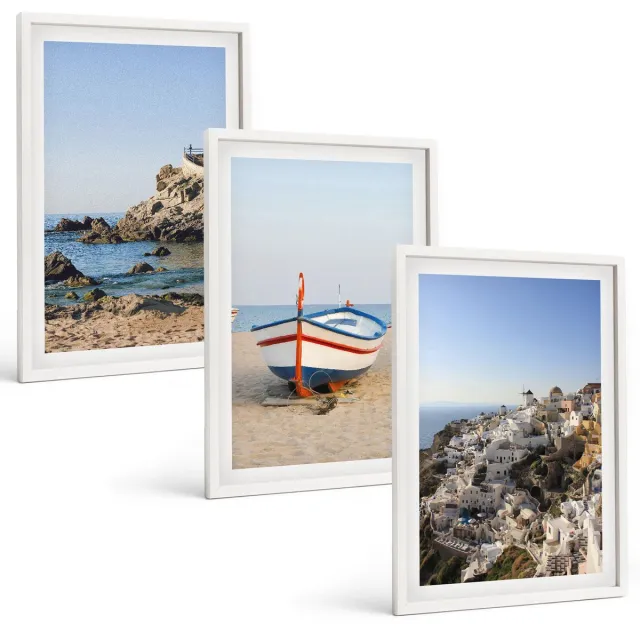 TULUP 3-Delige Schilderij Set - Uitzicht op zee met boten en witte huizen in Griekenland - 40x60 - Moderne Wanddecoratie - Slaapkamer - Decoratieve Schilderijen Witte lijst