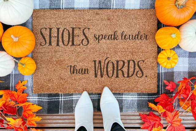 Laser-Point Shoes Speak Louder Than Words | 90x60 cm | Nieuwe huis cadeau | Ingangsmat | Deurmat met stijl | Verhuizing cadeau | Praktisch & trendy | Perfect voor binnenkomst | Cadeau voor nieuwe woning Bruin | Zwart (Gravering 90x60)