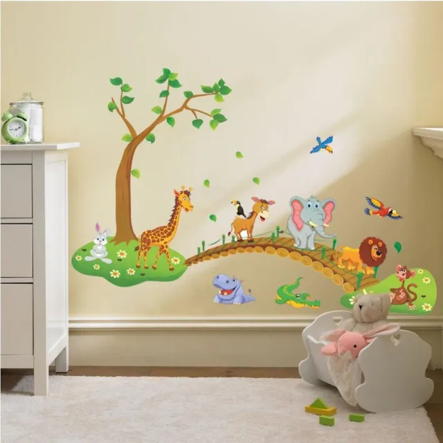 Luvadu Decoratieve muursticker - Brug met wilde dieren in jungle - Wanddecoratie Groen