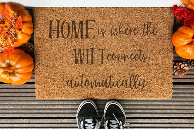 Laser Point Home Is Where Wifi Connects Automatically | 60x40 cm | Nieuwe huis cadeau | Ingangsmat | Deurmat met stijl | Verhuizing cadeau | Praktisch & trendy | Perfect voor binnenkomst | Cadeau voor nieuwe woning Bruin | Zwart (Gravering 60x40)