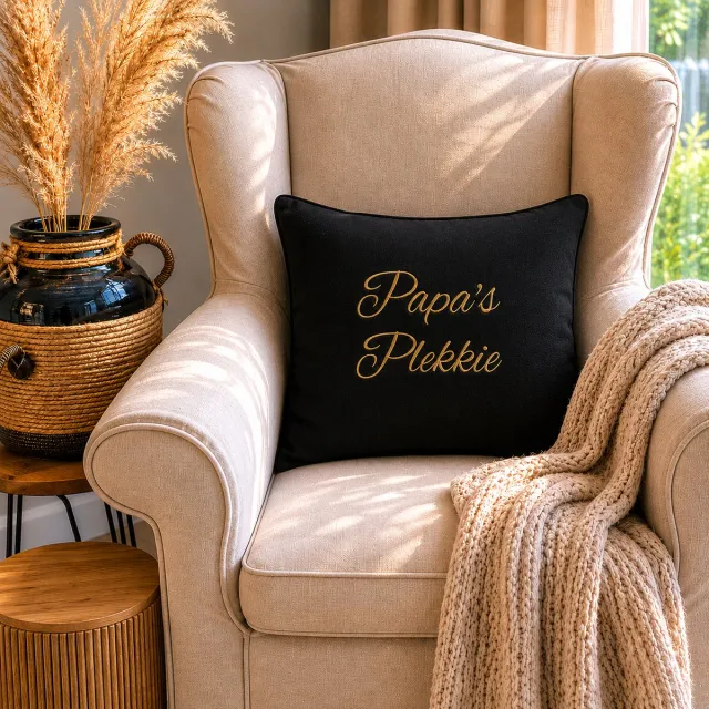 Maison Marcella Sierkussen Kussen met tekst bedrukt cadeau papa | papa’s plekkie zwart met opdruk goud met vulling | 50x50 cm | Vaderdag verjaardag man