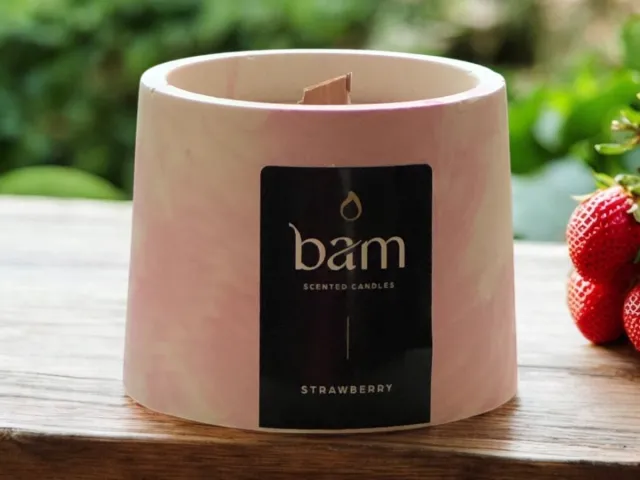 Bam Kaarsen Strawberry Geurkaars – Cone Collectie – Houten Wiek – Roze Gemarmerd Handgemaakt Potje – 100 g – 30 Branduren - aardbei wit - roze gemarmerd