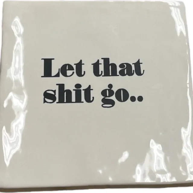 Bij ons onder de panne Hippe tegeltje met tekst: Let that shit go | Wit met zwart | Gepersonaliseerde cadeau | Hippe Spreuktegel | Nieuwe woning cadeau | Housewarming cadeau