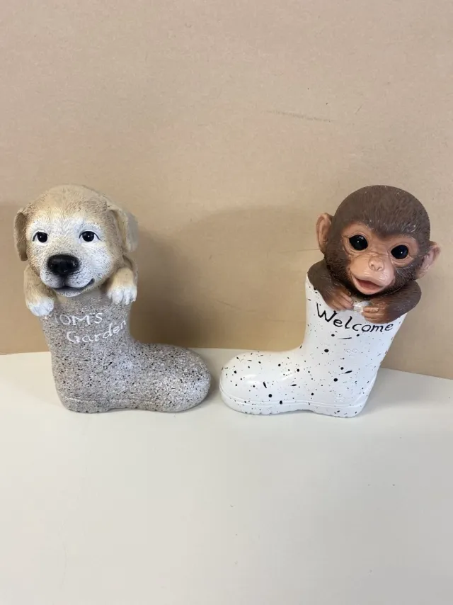 Impuls Polyresin dier in laars - set van 2 stuks - hond+aap - Grijs+wit - Hoogte 15 x 10.5 x 7.5 cm - Woonaccessoires Grijs+Wit - Hond&Aap