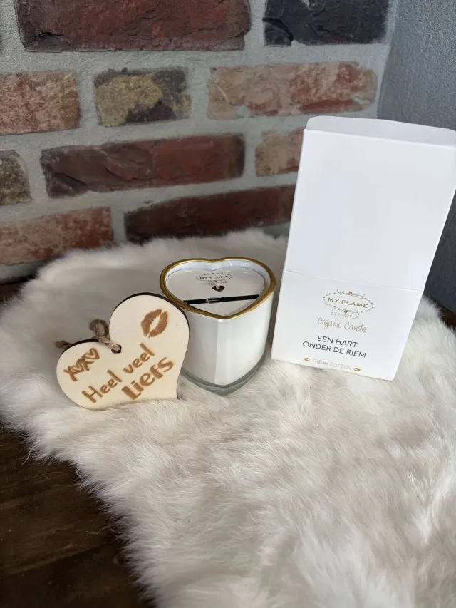 Creaties van hier SOJAKAARS - EEN HART ONDER DE RIEM - GEUR: FRESH COTTON - 8,5 cm x 7 cm - 20 uur - biologisch - met houten hartje