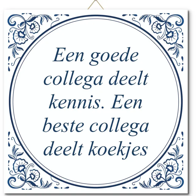 De Tegeltjesfabriek Tegeltje: Een goede collega deelt kennis. Een beste collega deelt koekjes (met standaard) wit en blauw