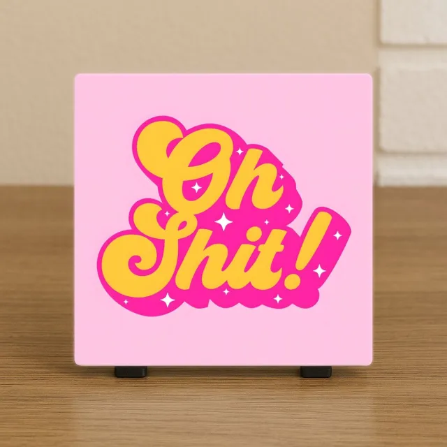 CreaCraft Humoristische Tegel 10,5x10,5 cm – “Oh Shit!” – Retro Cartoon Stijl – Origineel Cadeau - Trendy nu - Zomaar - Woondecoratie - Tegeltje met tekst - Trendy nu Illustratie