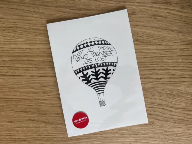 Goodputty A5 Art Print “Not All Who Wander Are Lost” – Zwart-wit illustratie met luchtballon – wanddecoratie – Inspirerend reiscitaat cadeau voor reizigers, dromers en avonturiers – Perfect kerst- of verjaardagscadeau – cadeau voor mannen – cadeau voor vrouwen